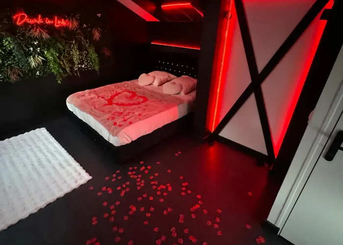 Et Bien Etre Avec Jacuzzi Et Sauna Holiday home Cosse-le-Vivien